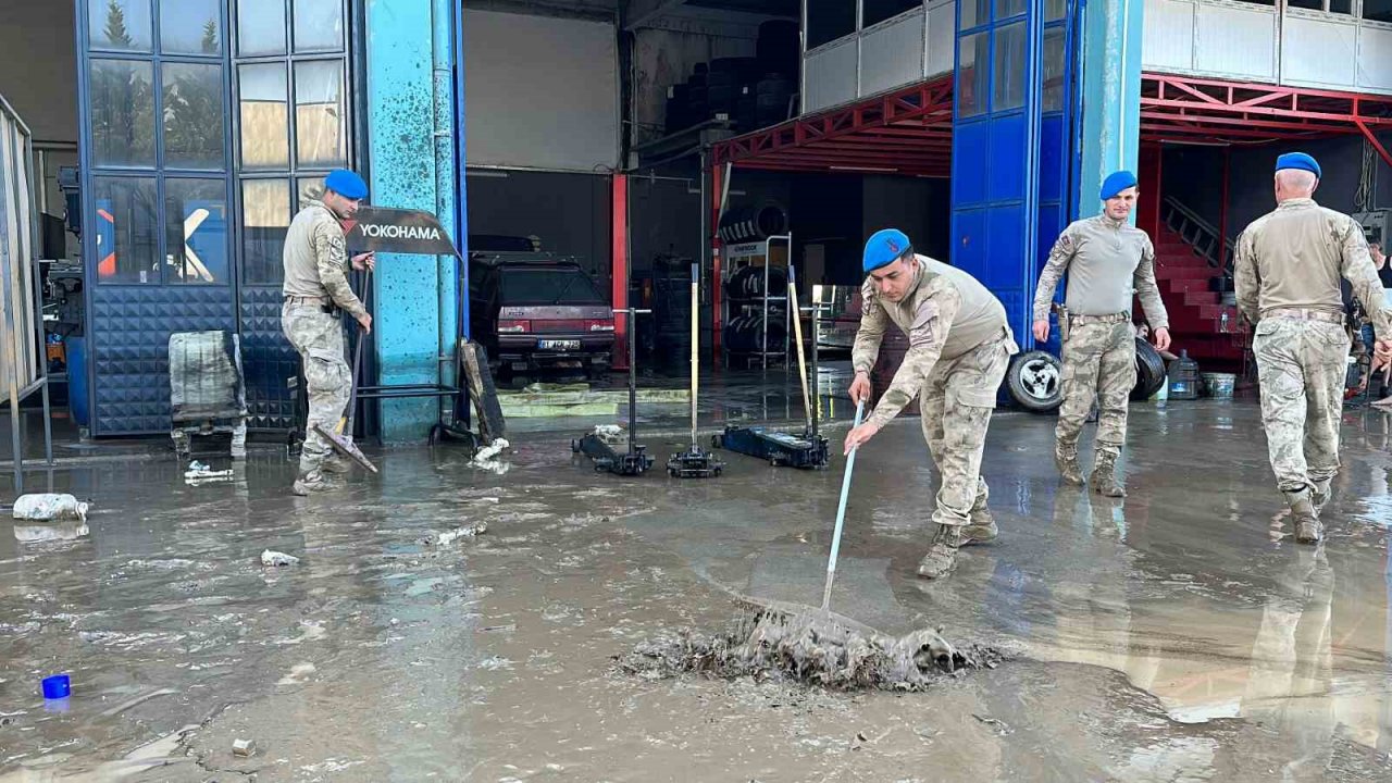 Mehmetçik temizliğe destek veriyor