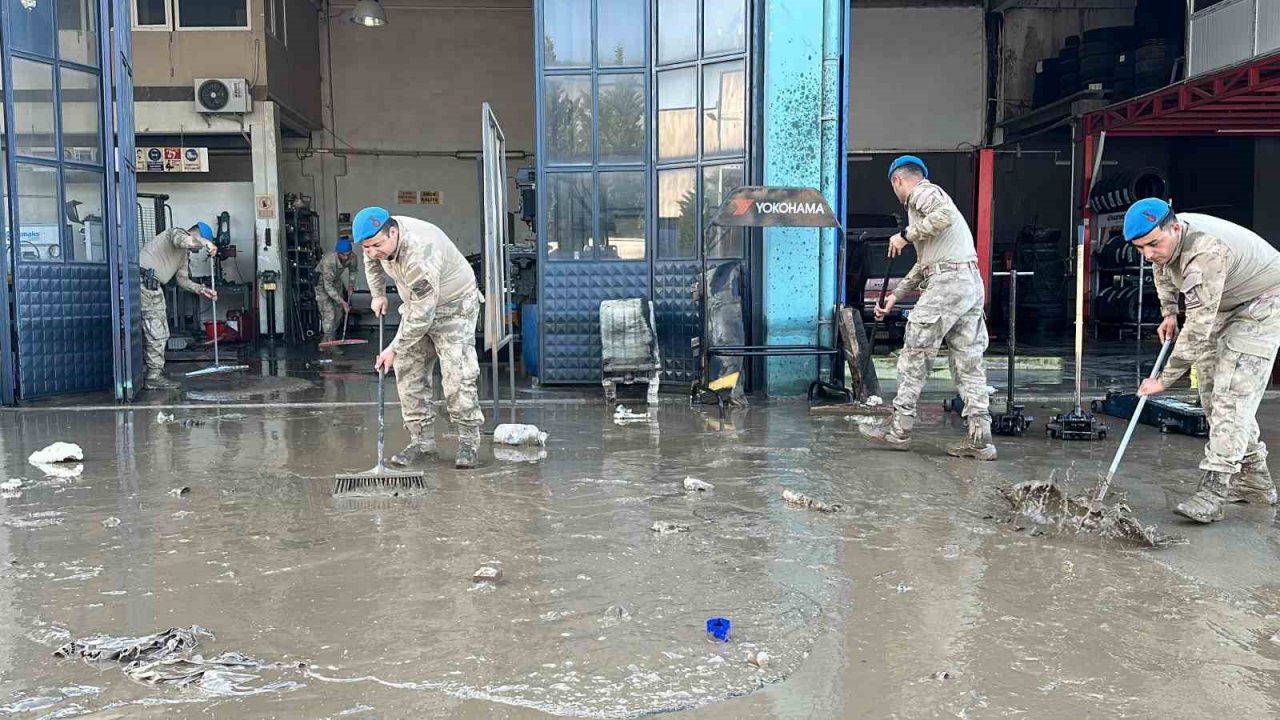 Mehmetçik temizliğe destek veriyor