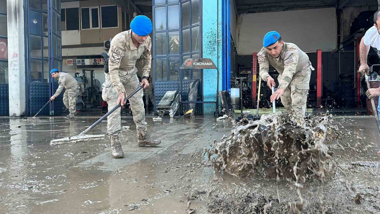 Mehmetçik temizliğe destek veriyor