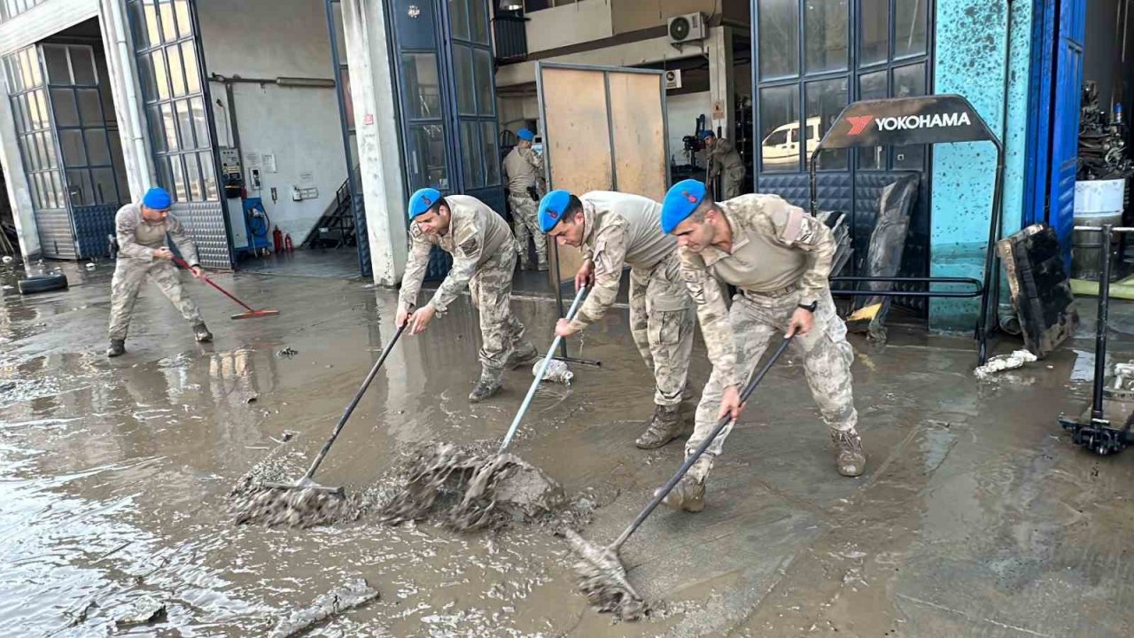Mehmetçik temizliğe destek veriyor