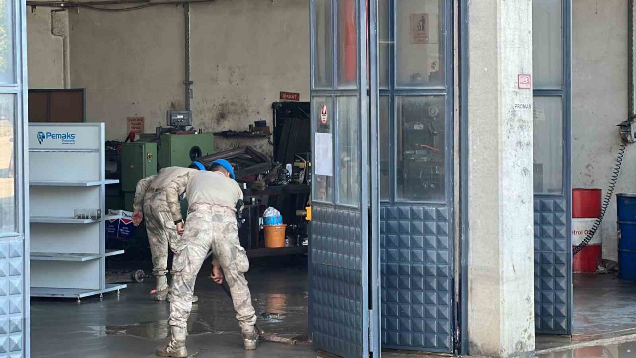 Mehmetçik temizliğe destek veriyor