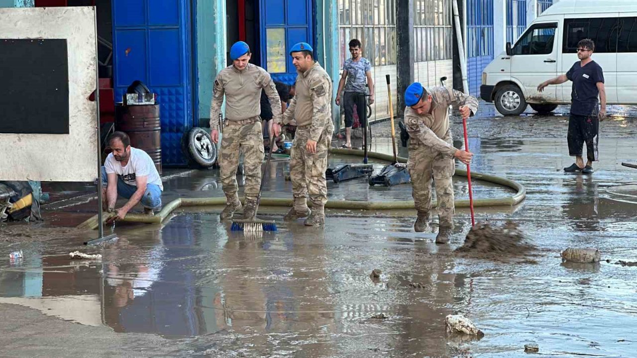 Mehmetçik temizliğe destek veriyor