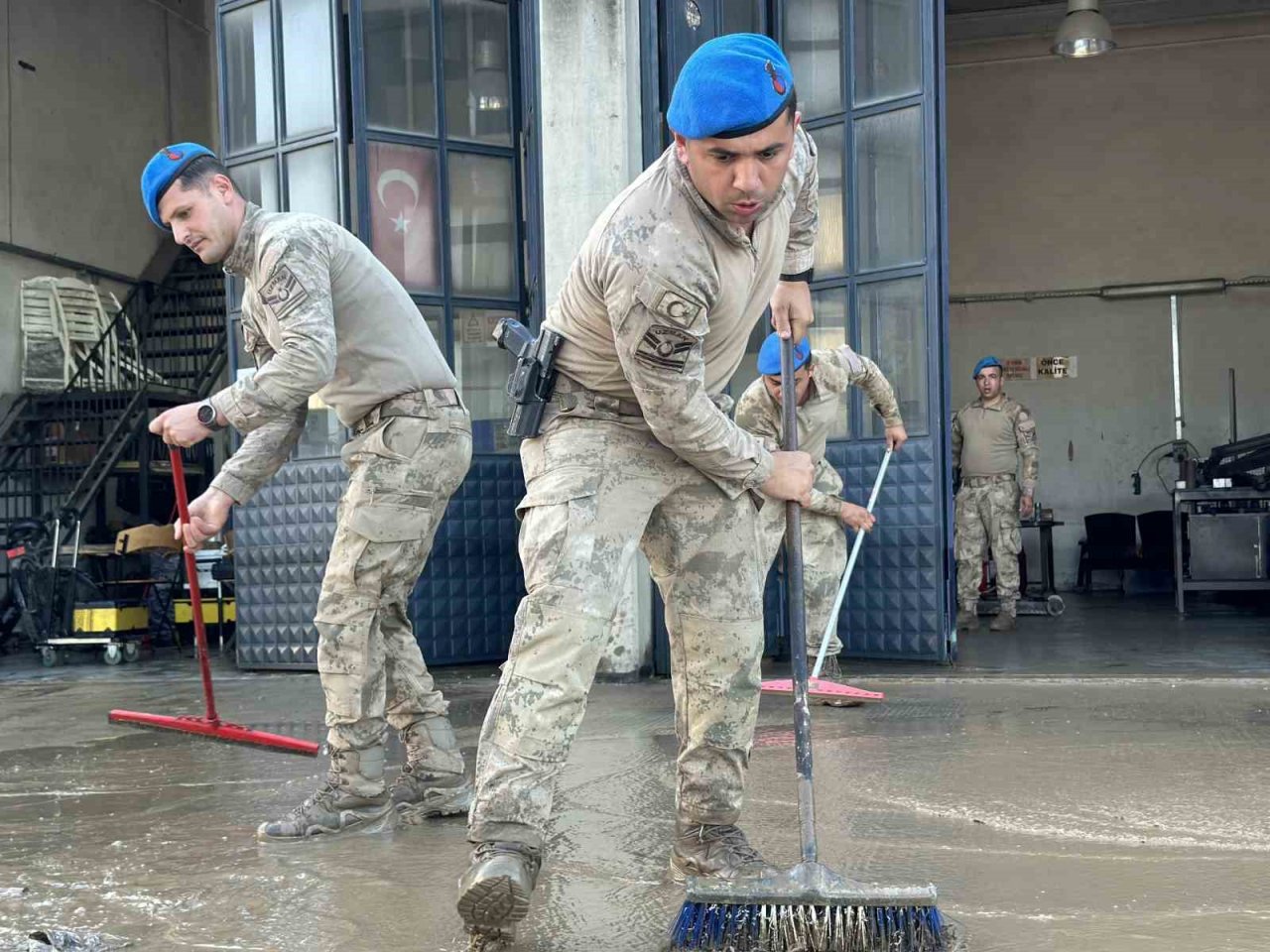 Mehmetçik temizliğe destek veriyor