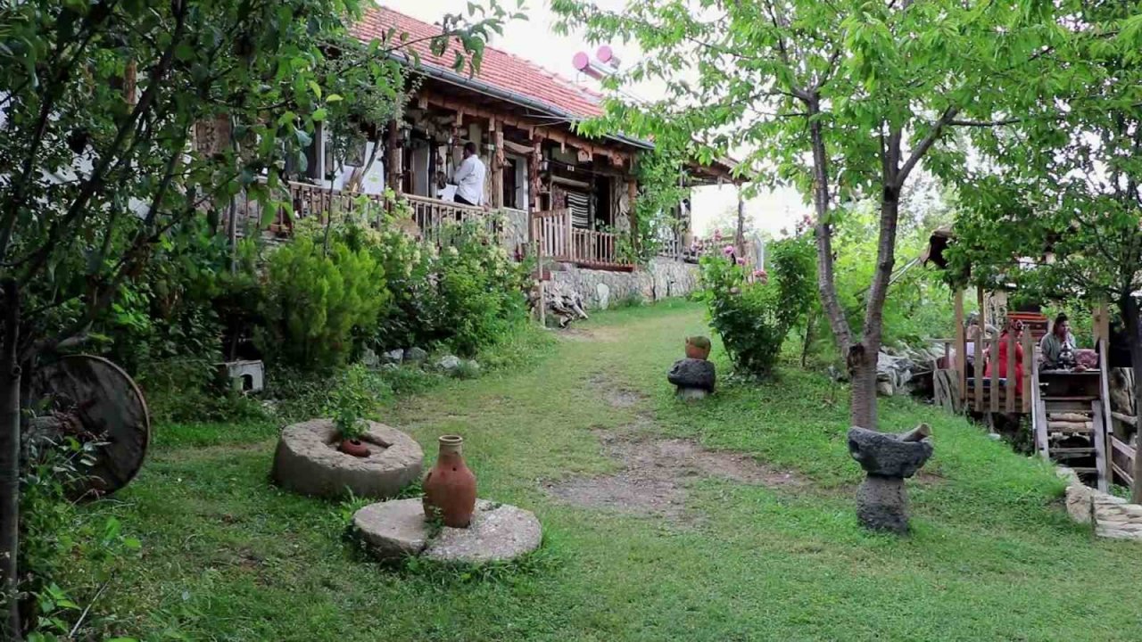 Çerkezce de oda anlamına gelen “Haceş” adının verildiği müze evi, ayda 2 bin kişiyi ağırlıyor