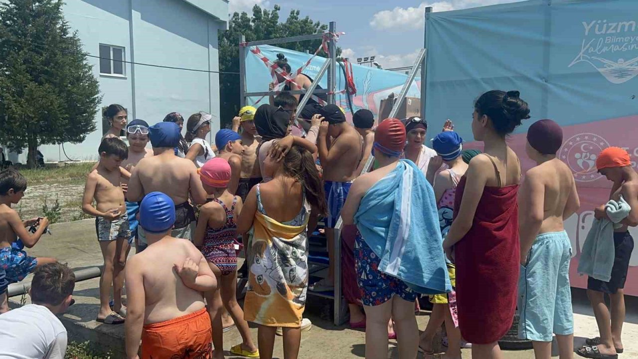 Muratlı’da ücretsiz yüzme kursları başladı