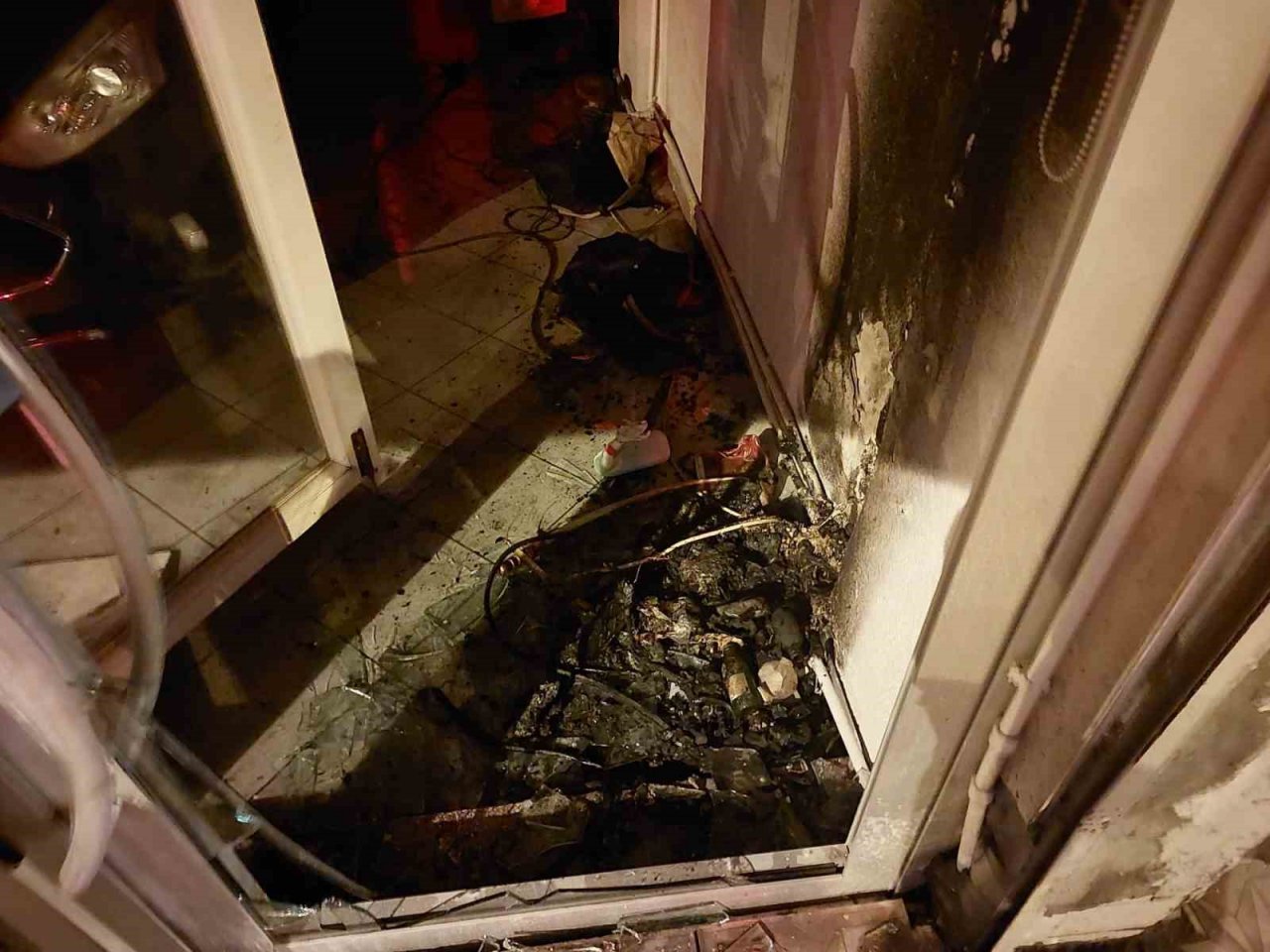 Oto aksesuar dükkanında çıkan yangında faciadan dönüldü