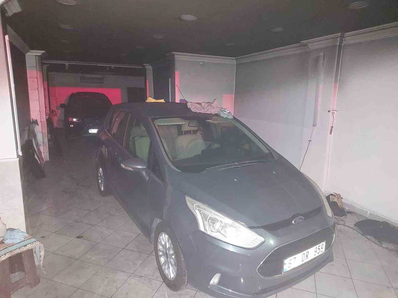 Oto aksesuar dükkanında çıkan yangında faciadan dönüldü