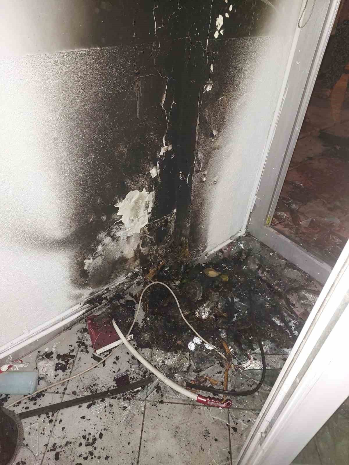 Oto aksesuar dükkanında çıkan yangında faciadan dönüldü