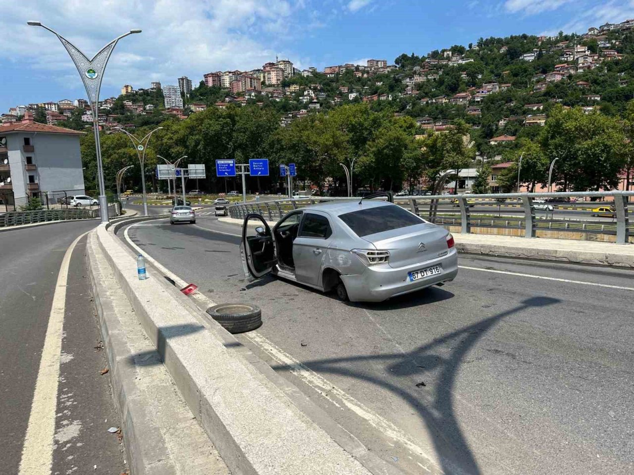 Lastiği çıkan otomobil beton bariyere çarparak durabildi