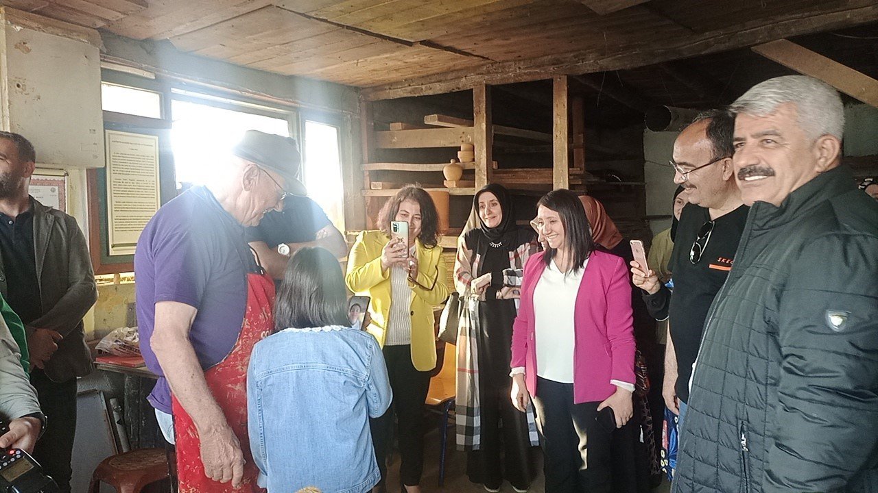 68 yılını çömlekçiliğe adadı