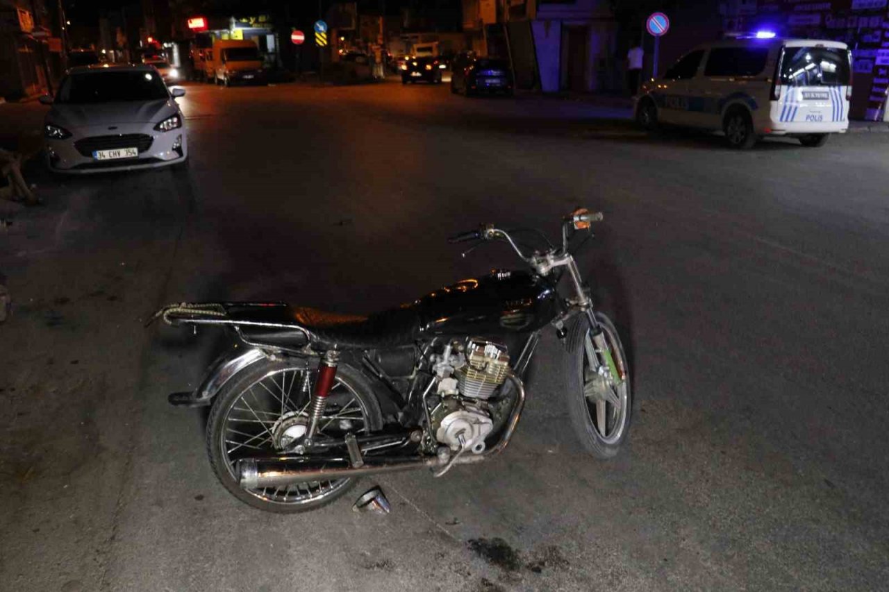 Polisin ihtarlarına uymayıp çalıntı motosikletle 15 kilometre kaçıp ortalığı birbirine kattılar