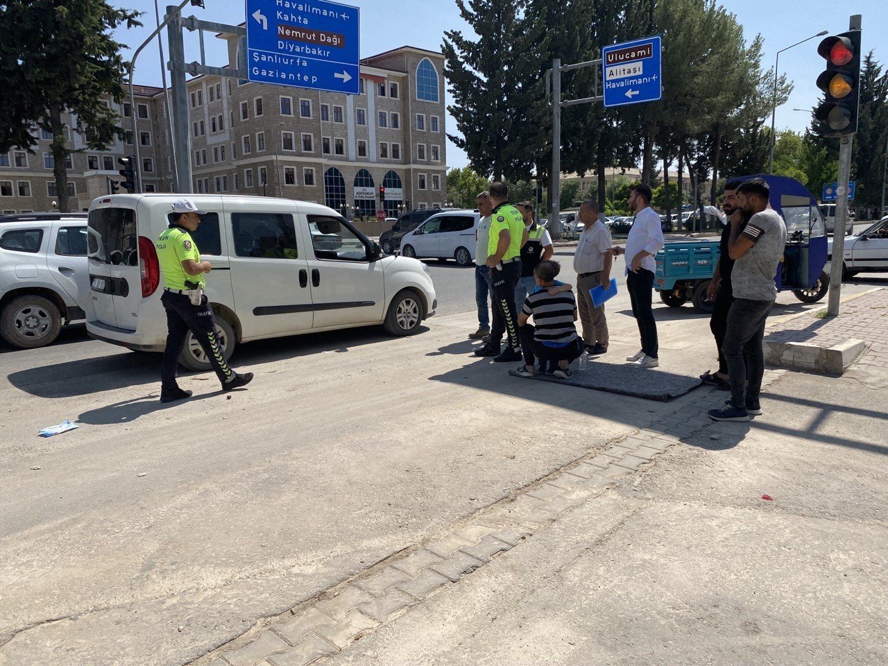 Sepetli motosiklet arabaya arkadan çarptı: 1 yaralı