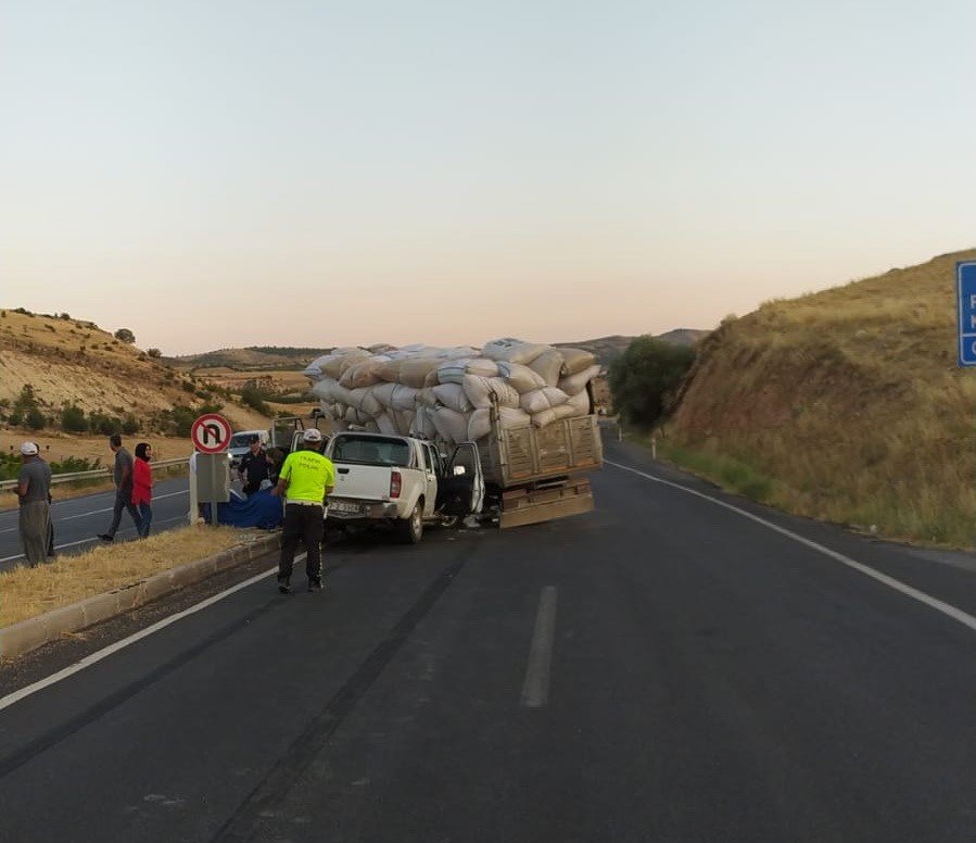 Kontrolsüz dönüş yapan kamyona kamyonet çarptı: 4 yaralı