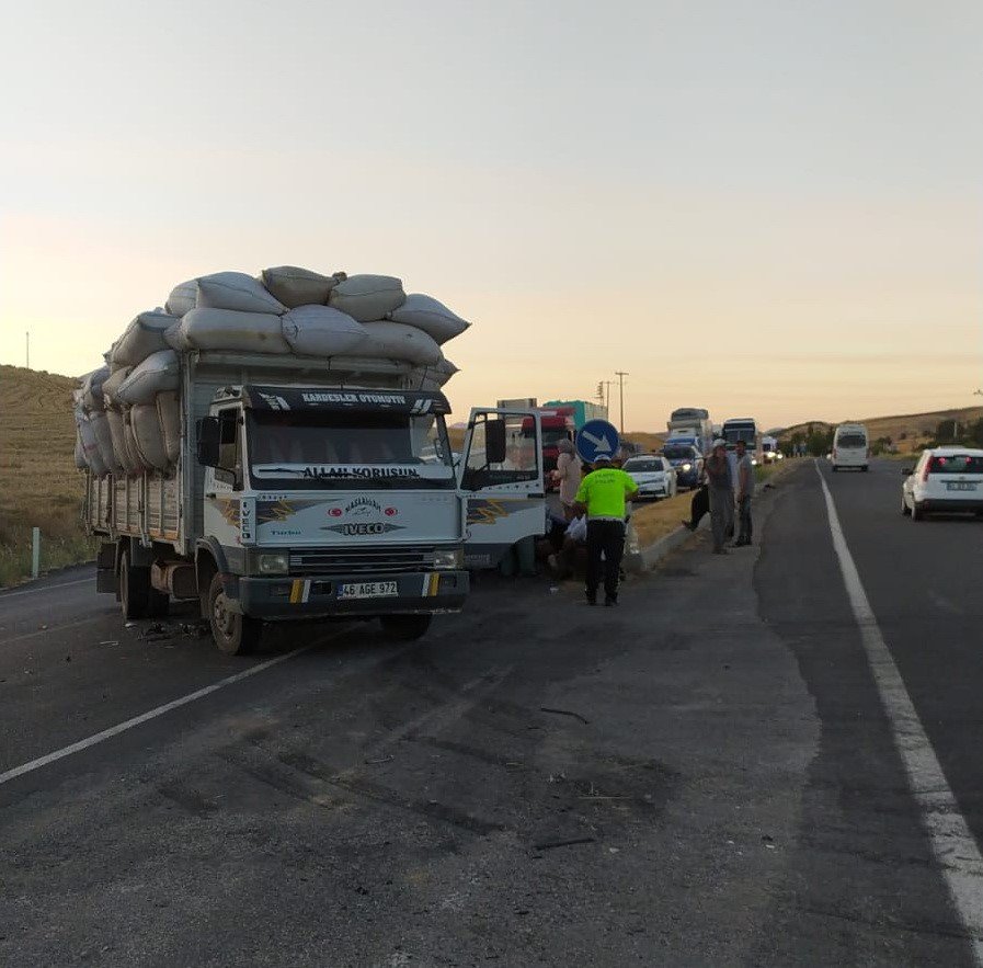 Kontrolsüz dönüş yapan kamyona kamyonet çarptı: 4 yaralı