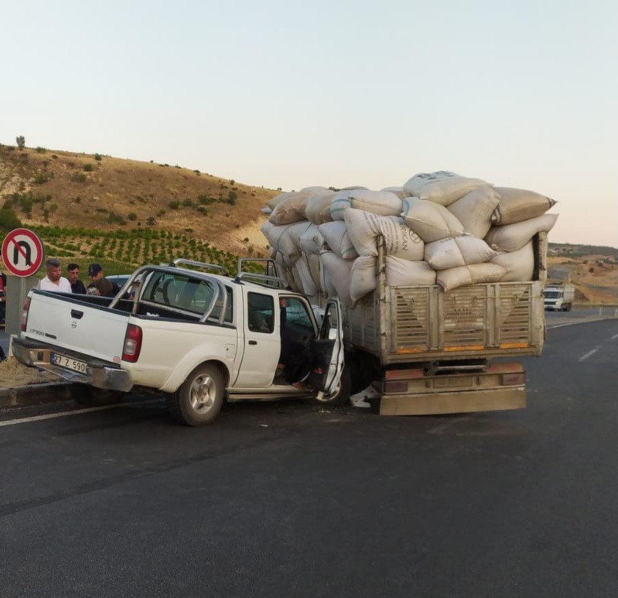 Kontrolsüz dönüş yapan kamyona kamyonet çarptı: 4 yaralı