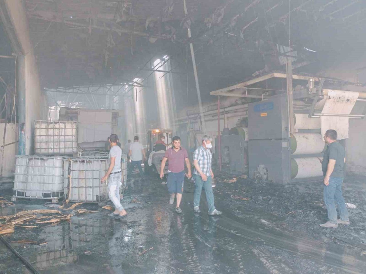 Tekstil atölyesinde çıkan yangında bir itfaiye eri dumandan etkilendi