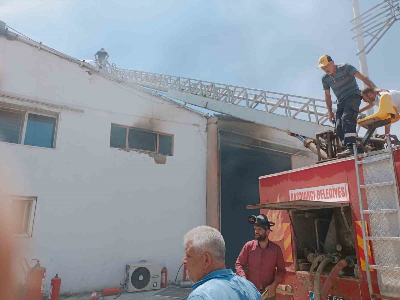 Tekstil atölyesinde çıkan yangında bir itfaiye eri dumandan etkilendi