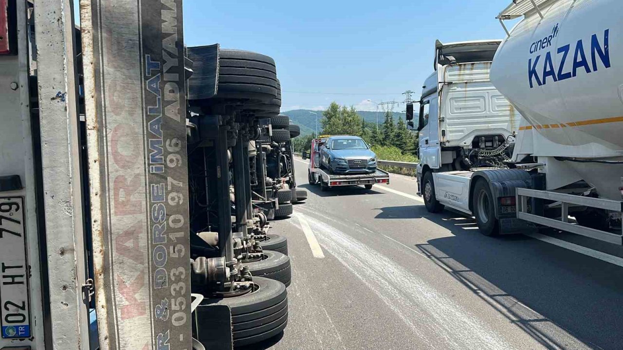TEM Otoyolu’nda tır yan yattı