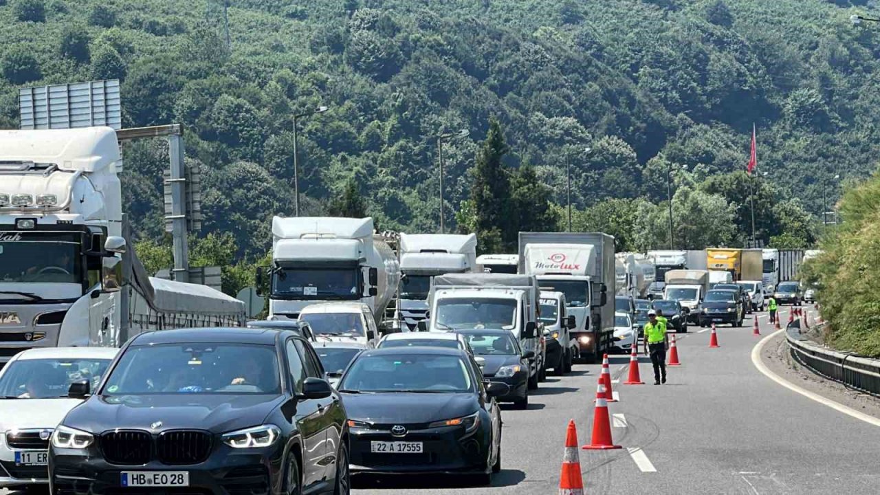 TEM Otoyolu’nda tır yan yattı