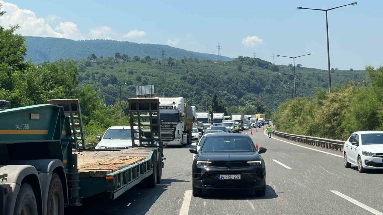 TEM Otoyolu’nda tır yan yattı