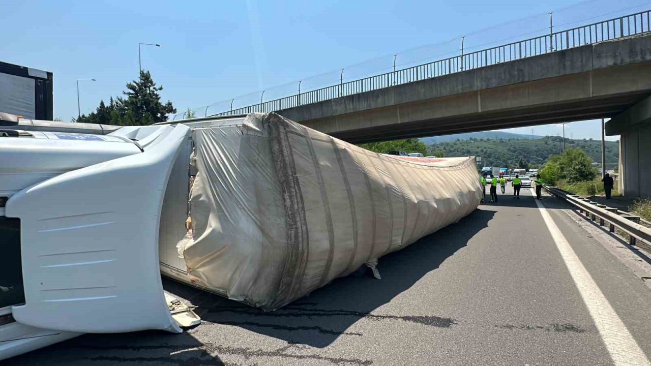 TEM Otoyolu’nda tır yan yattı