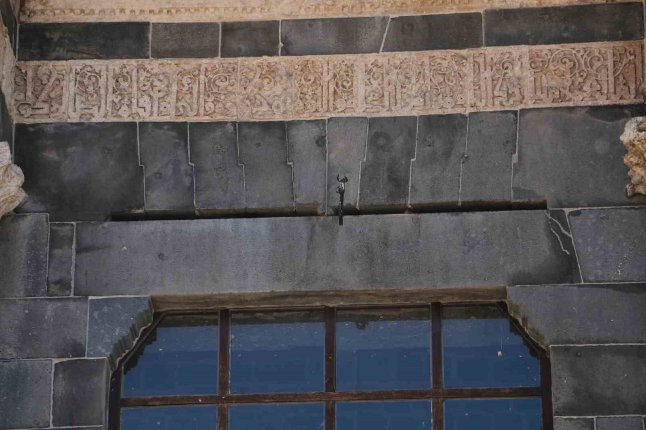 Ulu Cami’deki yılan figürü 4 farklı hikayesiyle turistlerin dikkatini çekiyor