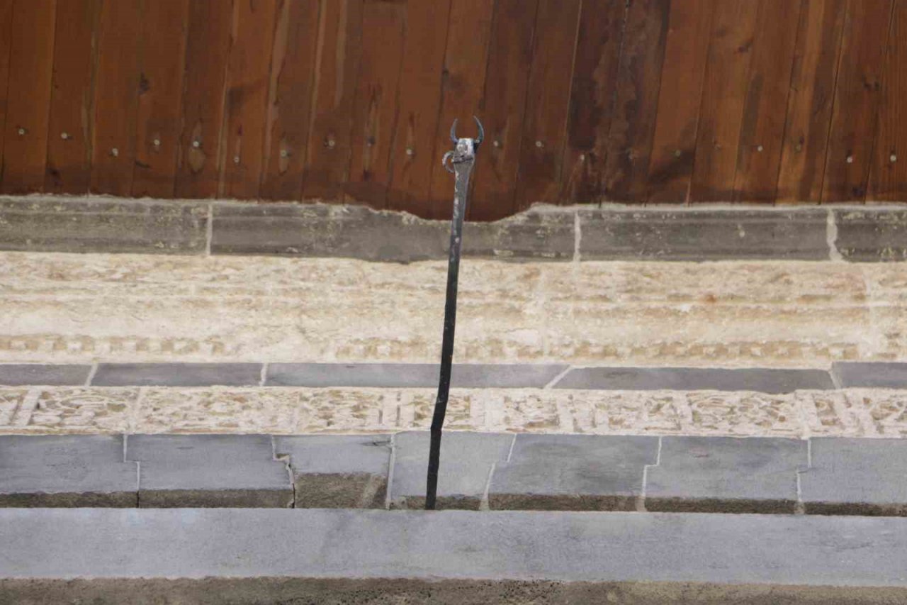 Ulu Cami’deki yılan figürü 4 farklı hikayesiyle turistlerin dikkatini çekiyor