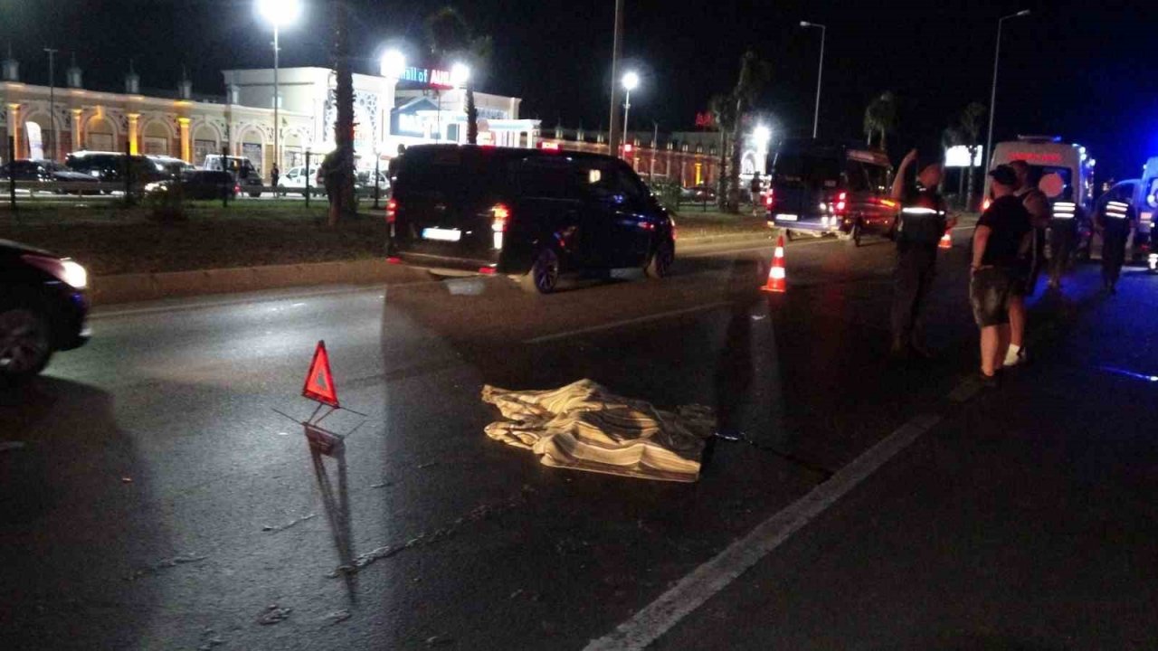 Tur midibüsü yaya geçidindeki turistlerin arasına böyle daldı: 2 ölü