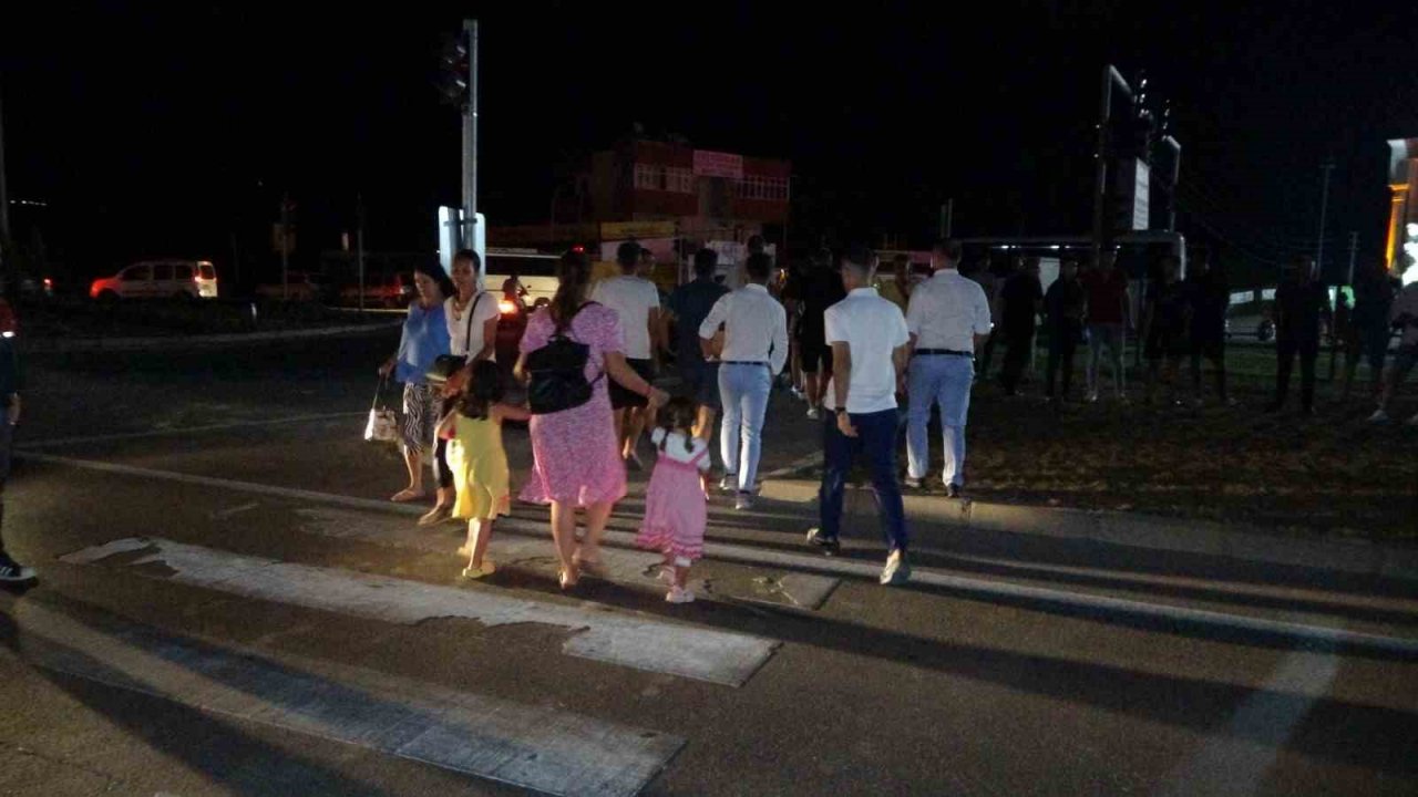 Tur midibüsü yaya geçidindeki turistlerin arasına böyle daldı: 2 ölü