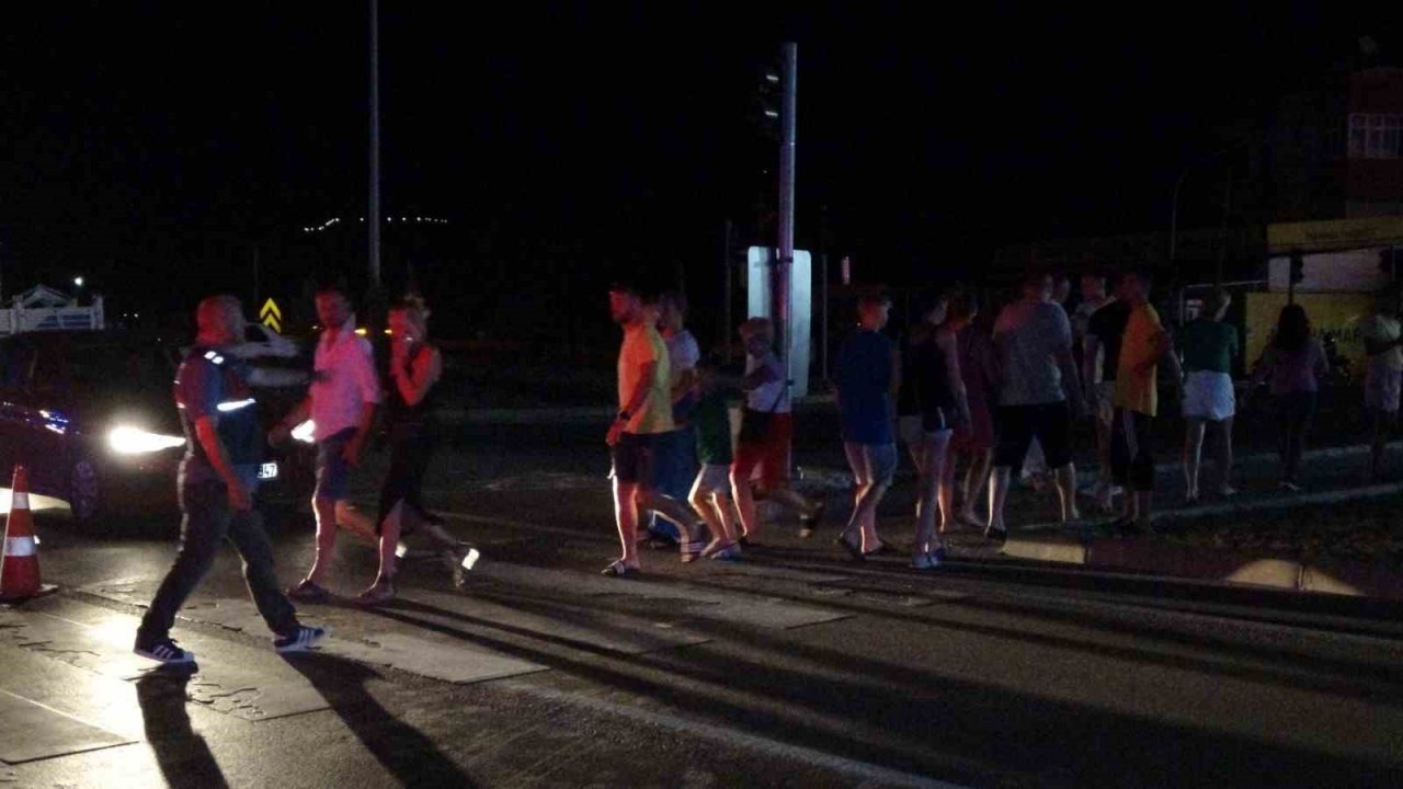 Tur midibüsü yaya geçidindeki turistlerin arasına böyle daldı: 2 ölü