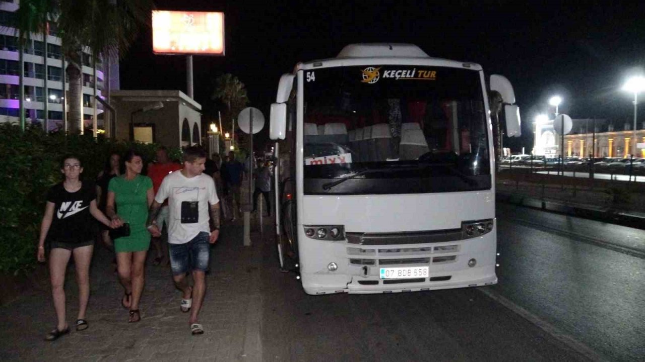 Tur midibüsü yaya geçidindeki turistlerin arasına böyle daldı: 2 ölü