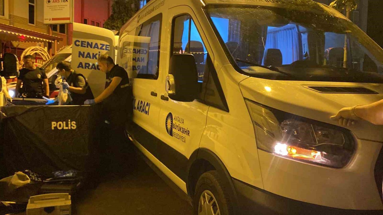 Annesini ziyaretten dönerken minibüsün altında kalan kadın hayatını kaybetti