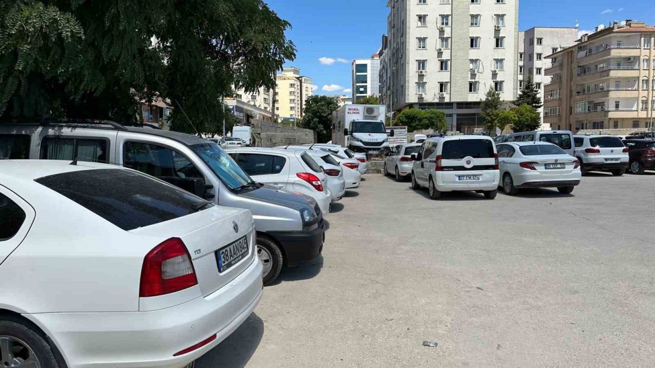 Deprem sonrası açık otoparklara yoğun ilgi