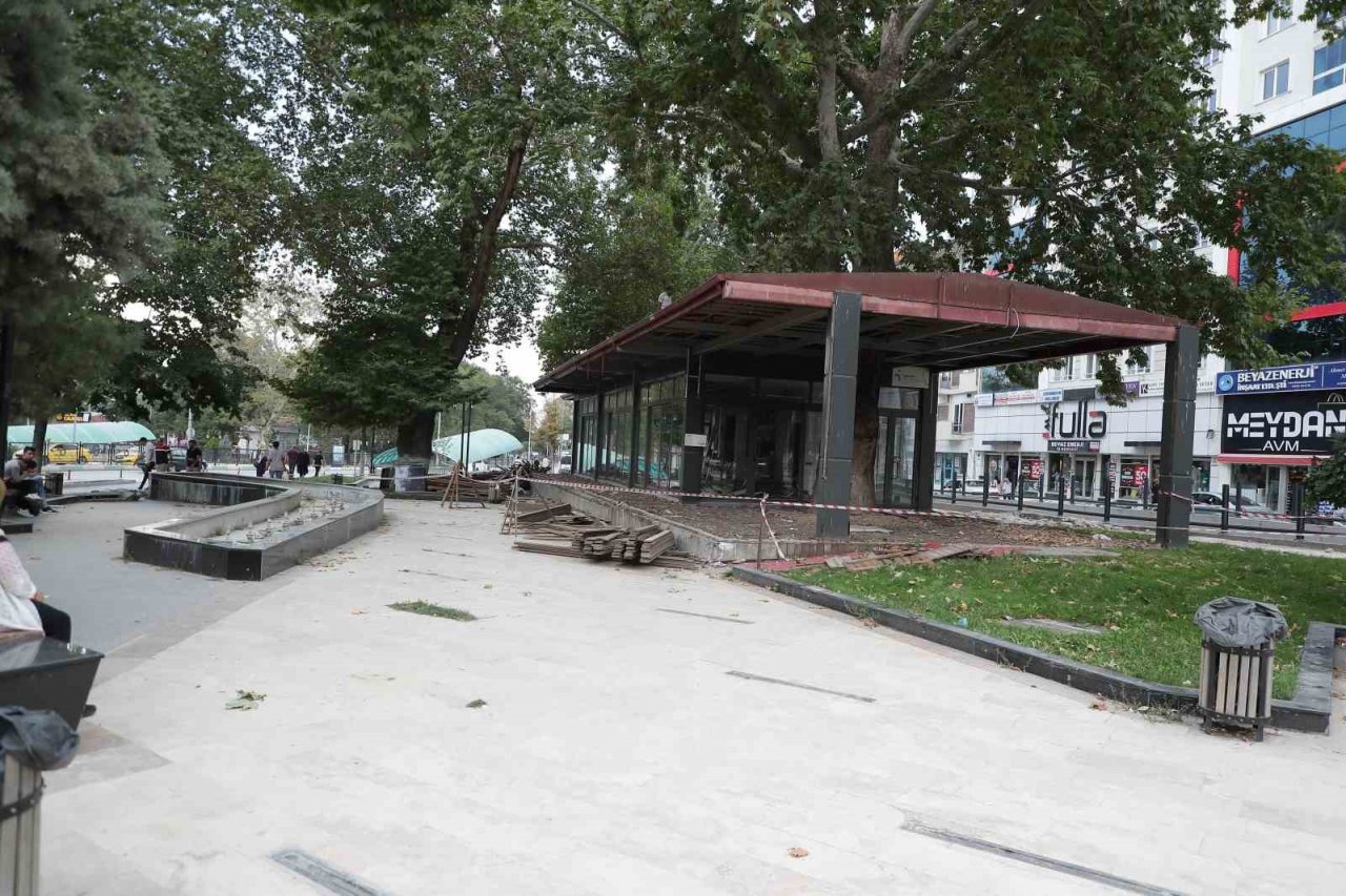 Azerbaycan Parkında yenileme çalışmaları başladı