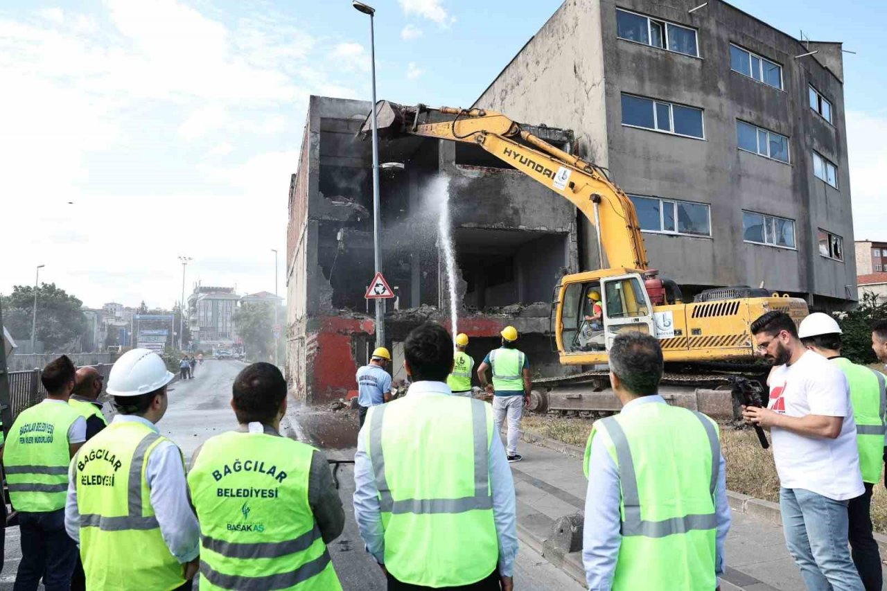 Fatih Mahallesi’ndeki 33 yıllık bina yıkıldı