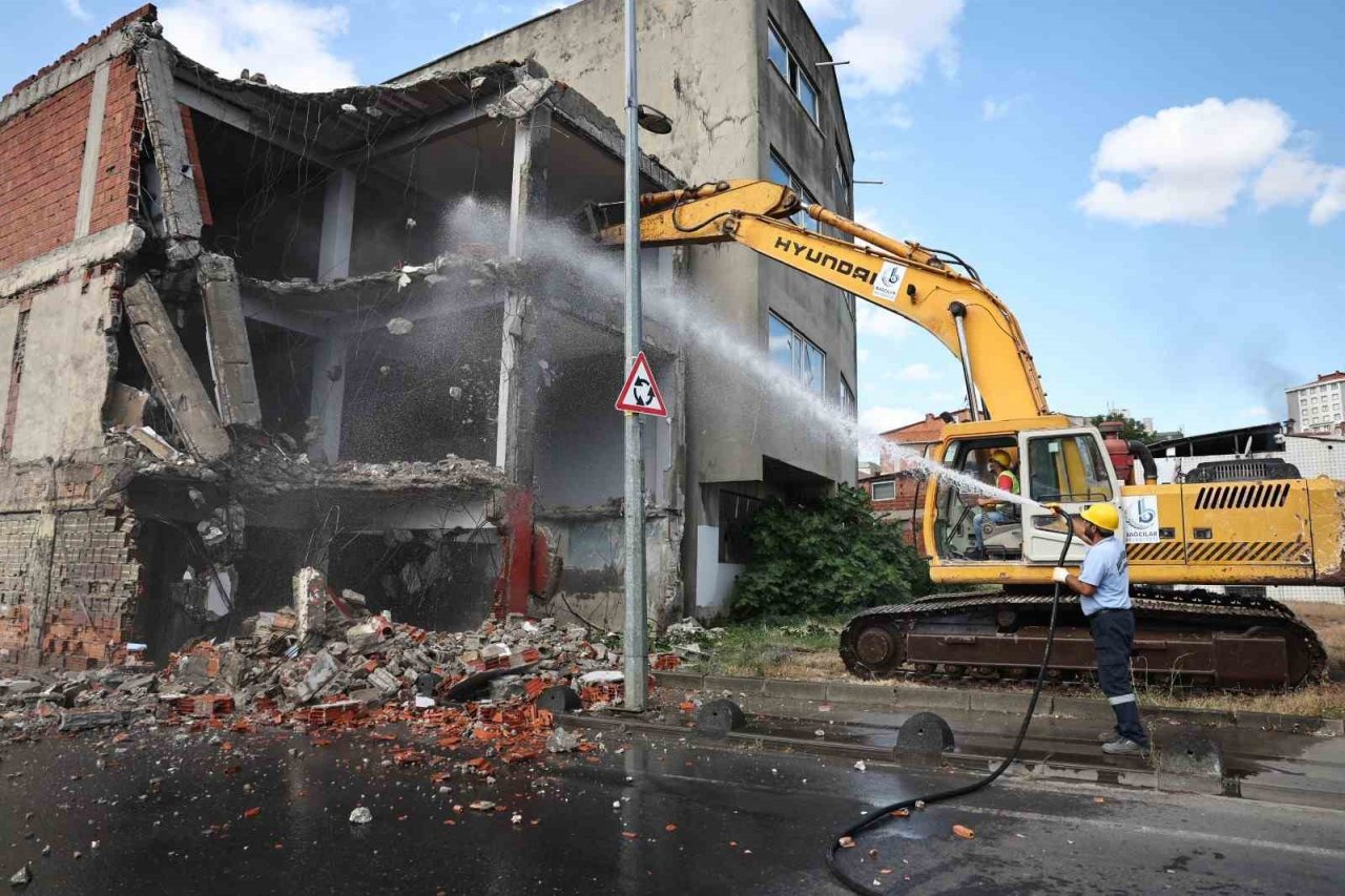 Fatih Mahallesi’ndeki 33 yıllık bina yıkıldı