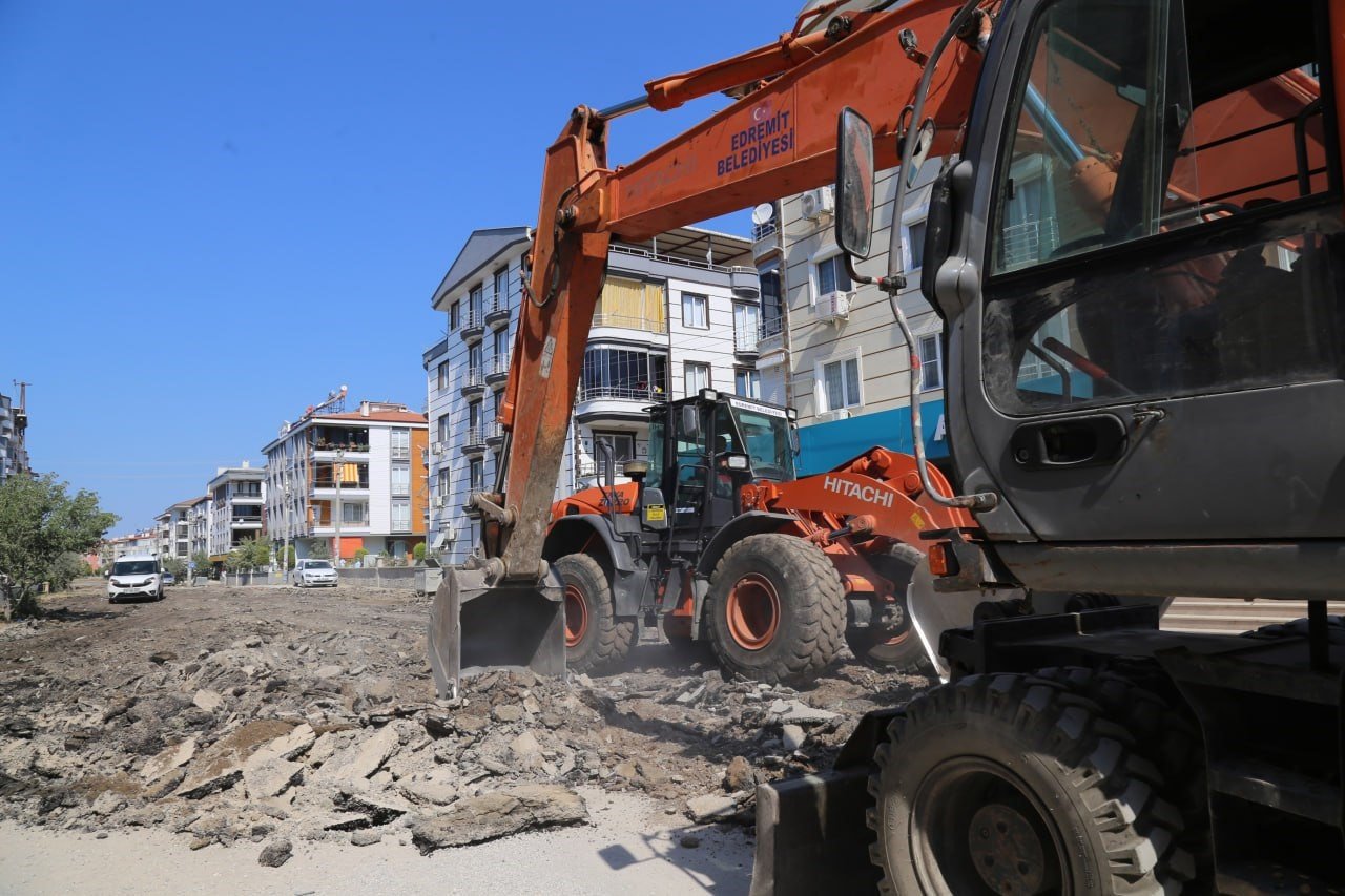Edremit Belediyesi yol yapım çalışmalarına devam ediyor