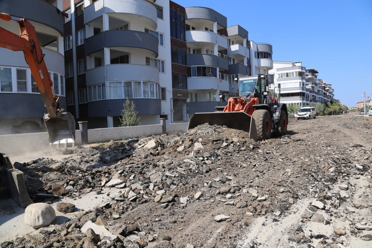 Edremit Belediyesi yol yapım çalışmalarına devam ediyor