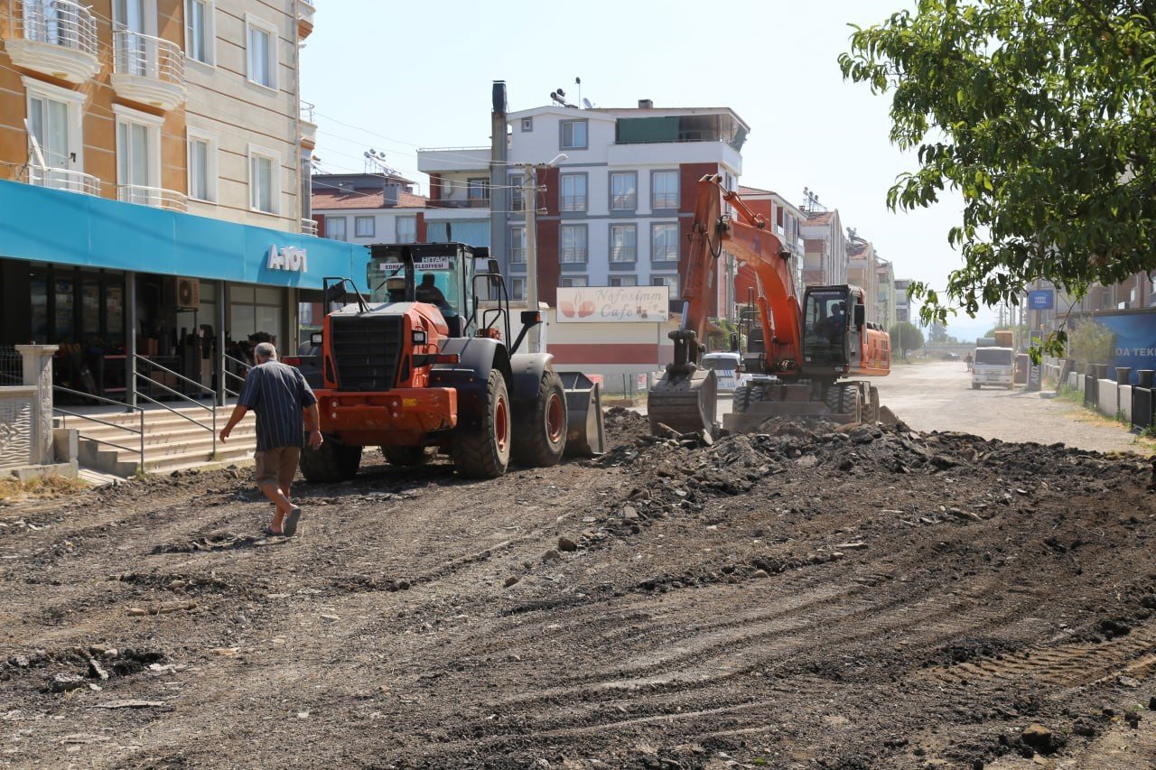 Edremit Belediyesi yol yapım çalışmalarına devam ediyor