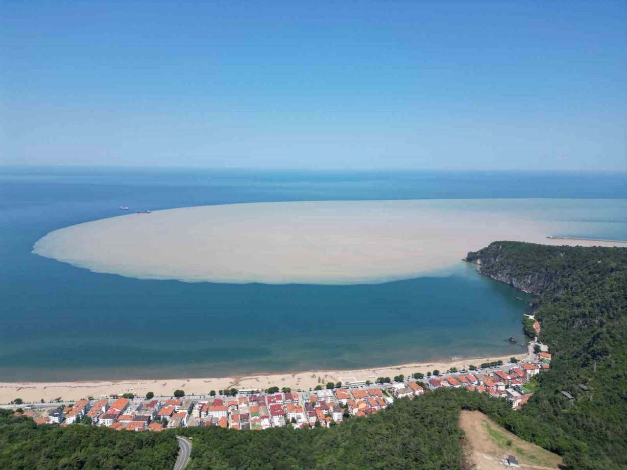 Bartın’da sel sonrası denizin rengi değişti