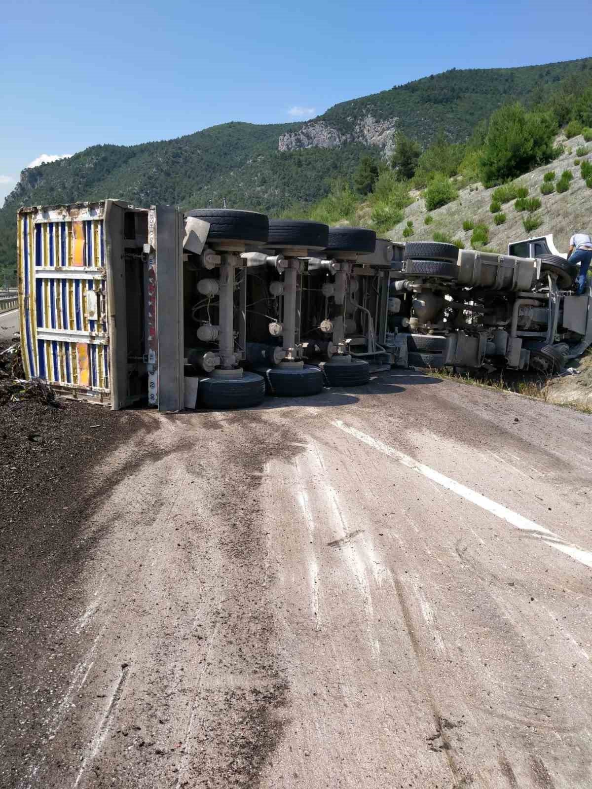 Bilecik’te devrilen tırın sürücüsü yaralandı