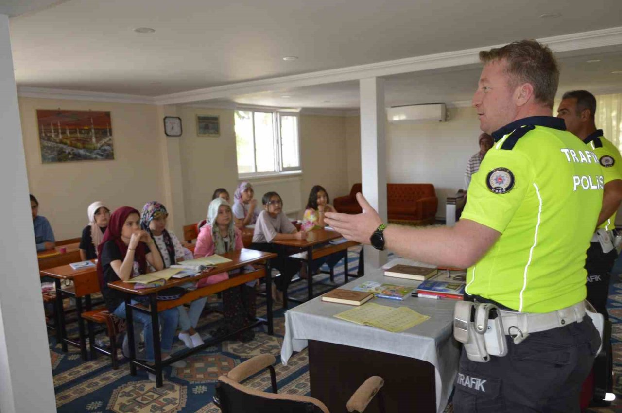 Burdur’da yaz Kur’an kurslarında trafik eğitimi