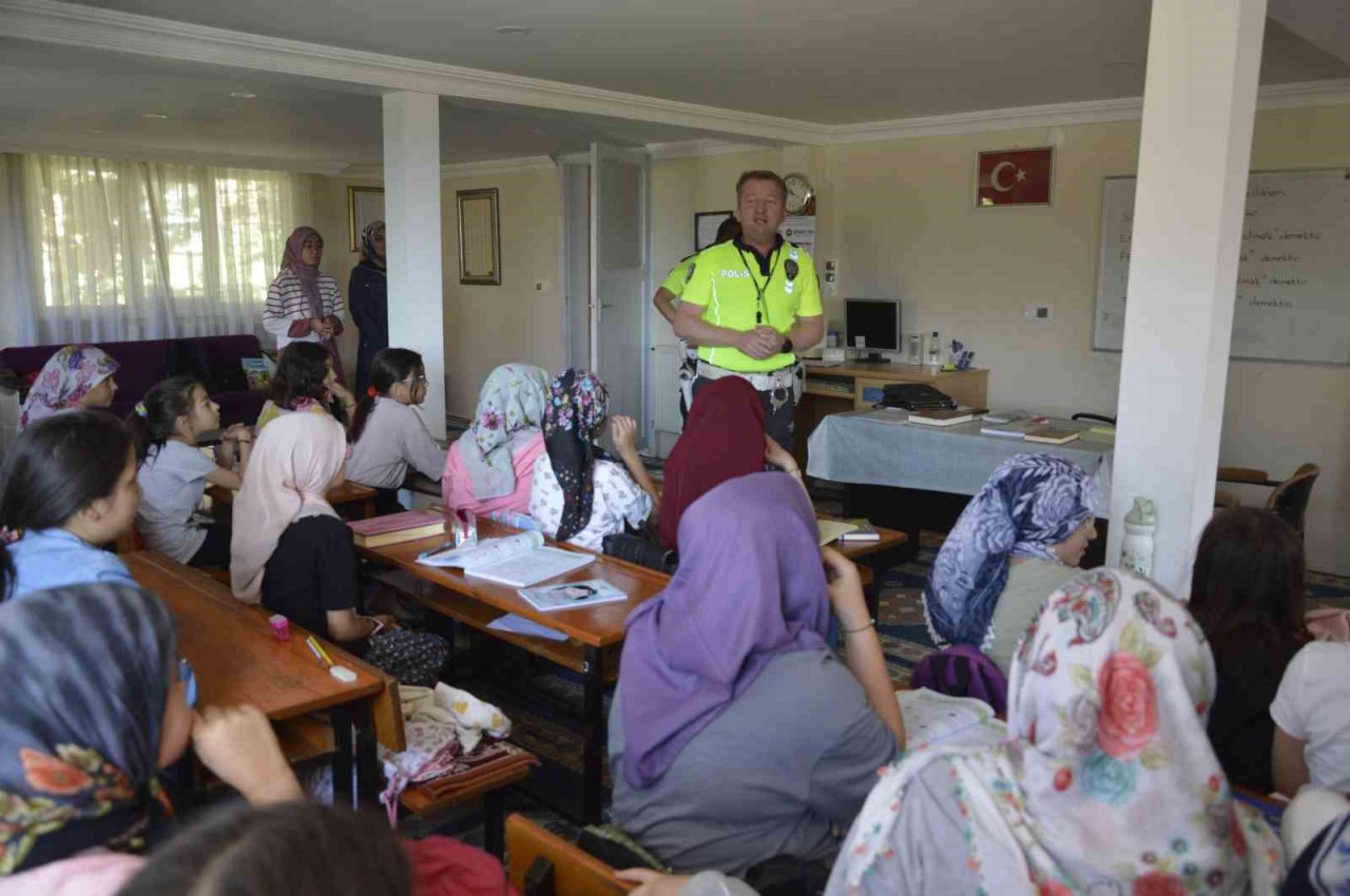 Burdur’da yaz Kur’an kurslarında trafik eğitimi