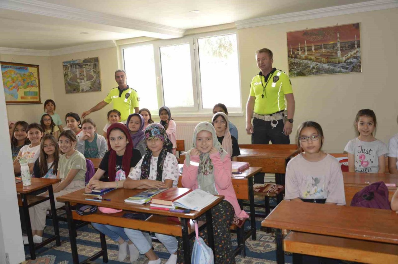 Burdur’da yaz Kur’an kurslarında trafik eğitimi