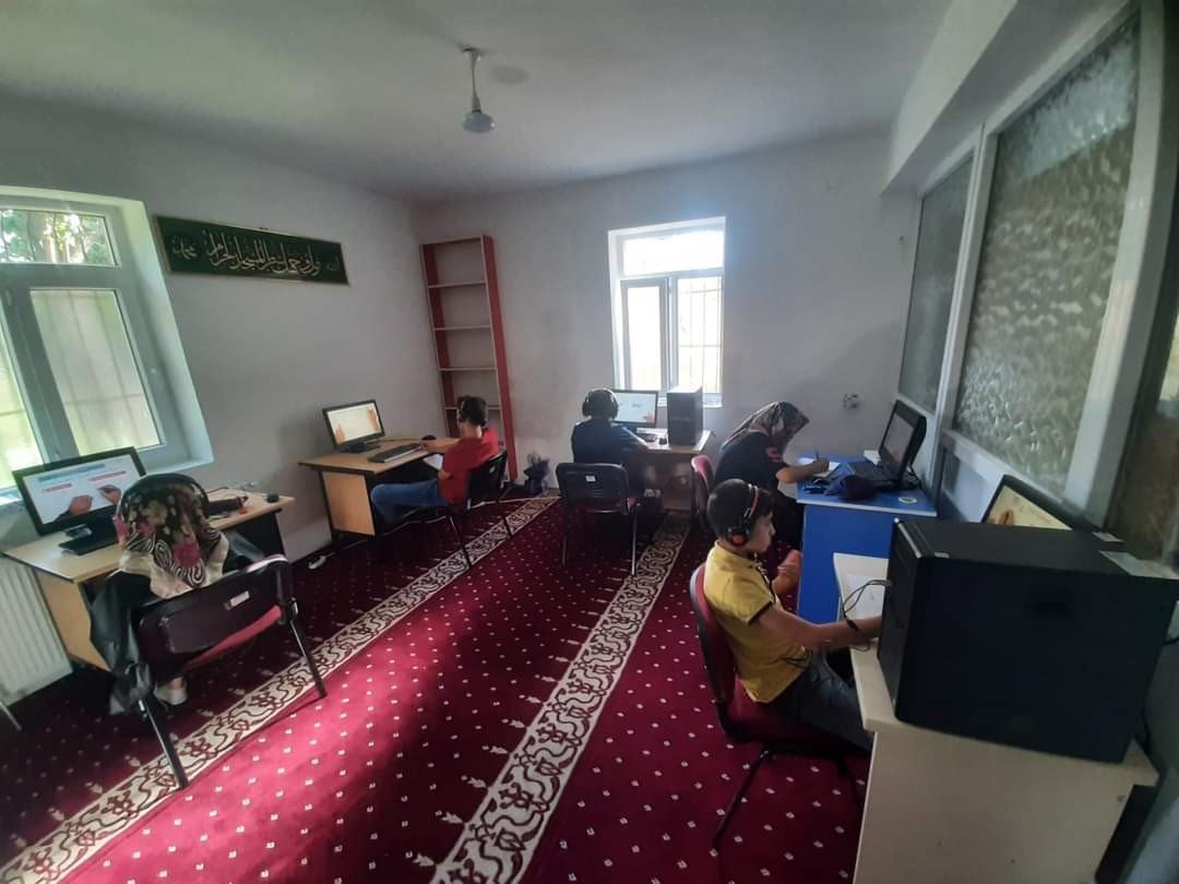 Bilişim sınıfı açılan camide öğrenciler sınavlara hazırlanıyor