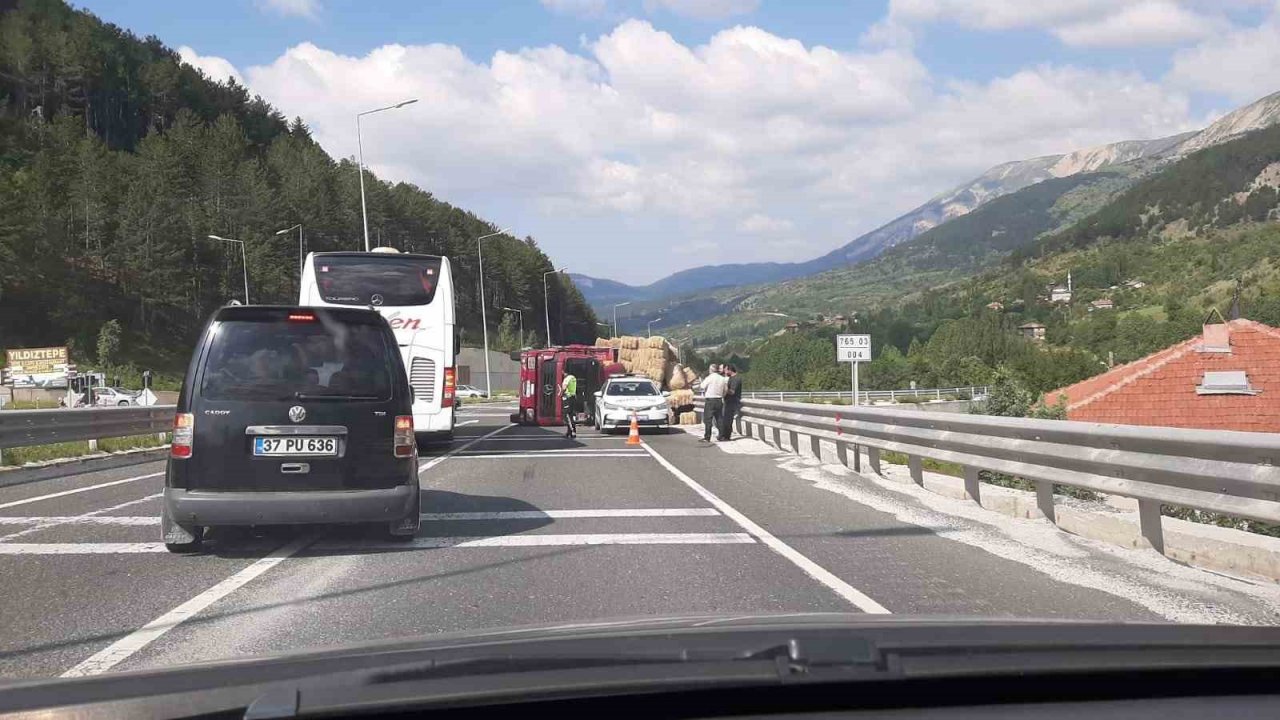 Balya yüklü kamyon devrildi, sürücü yara almadan kurtuldu