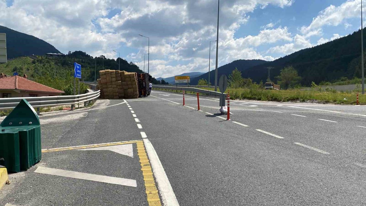 Balya yüklü kamyon devrildi, sürücü yara almadan kurtuldu