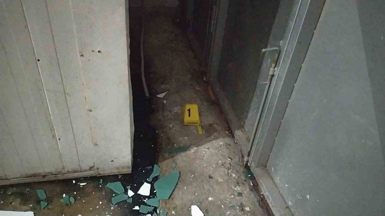 Pompalı tüfekle iş yerini kurşuna tuttular