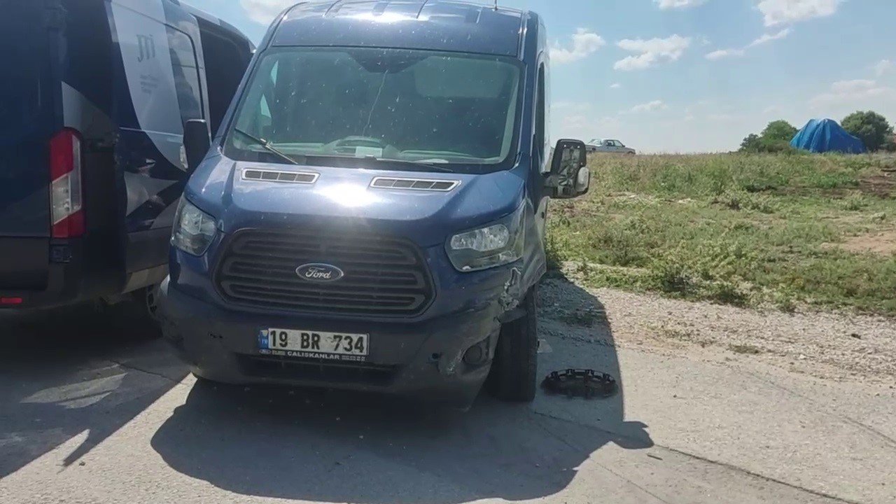 Otomobil ticari araçla çarpıştı: 2 yaralı