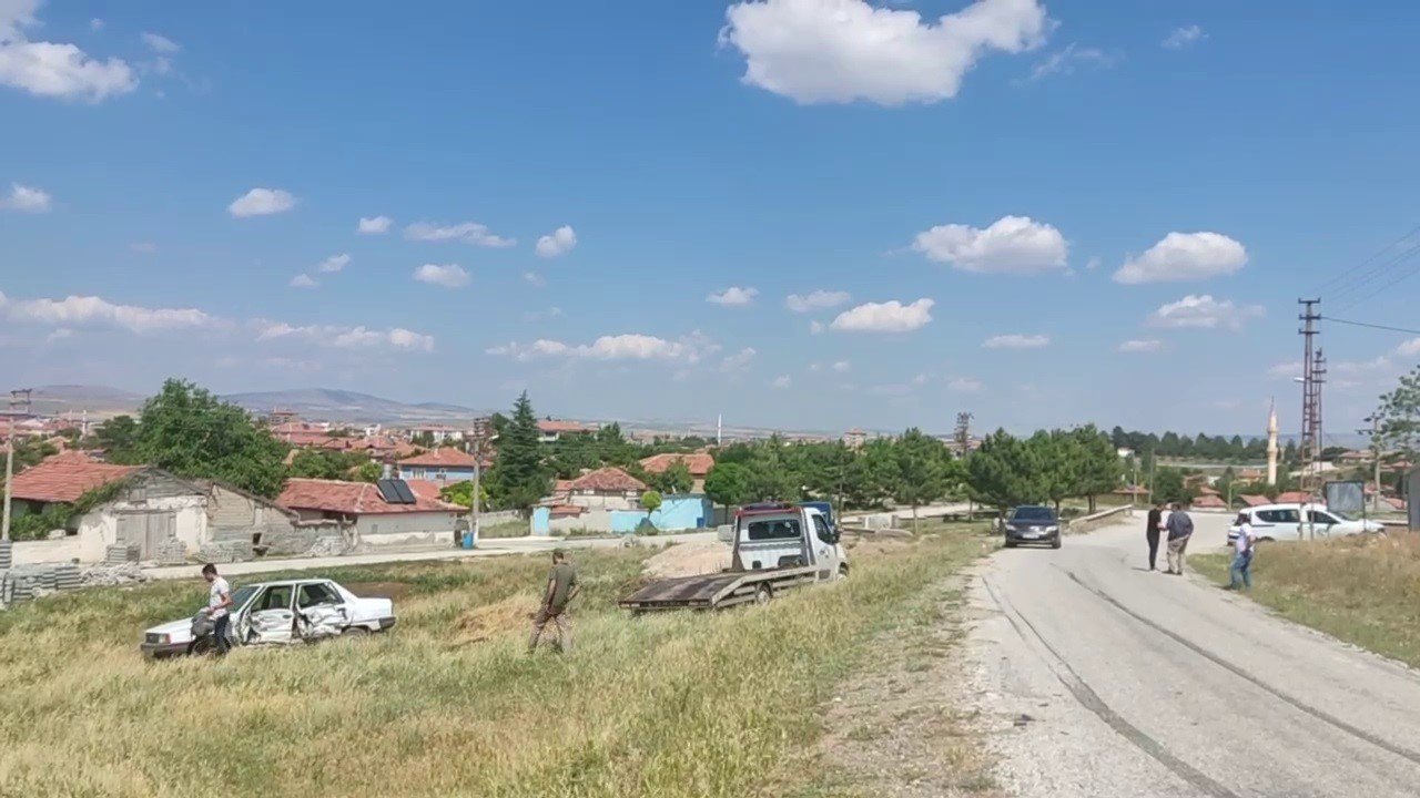 Otomobil ticari araçla çarpıştı: 2 yaralı